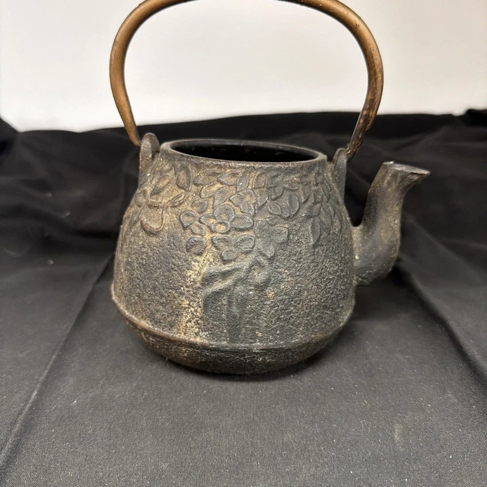 Japanese Tetsubin is crafted from cast iron Missing Lid